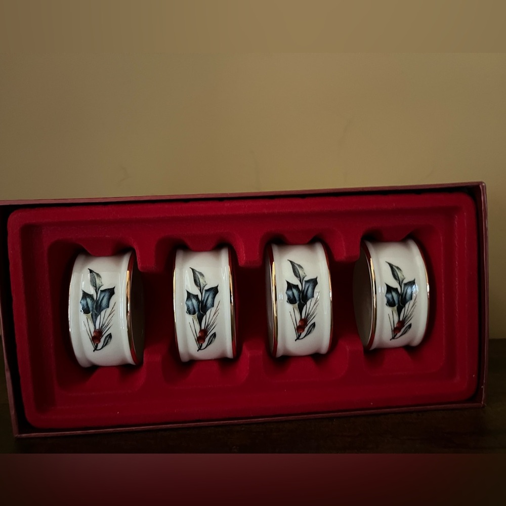 NIB Lenox Winter Greetings 4 Napkin Rings 1 Set of 4